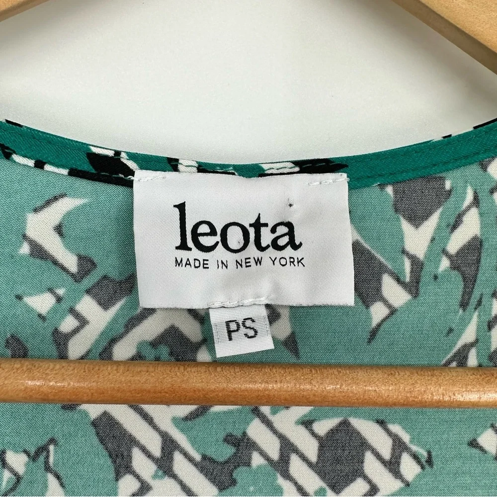 Leota Green Floral Geometric Print Faux Wrap Dress size Petite Small Cap Sleeve - Picture 8 of 10